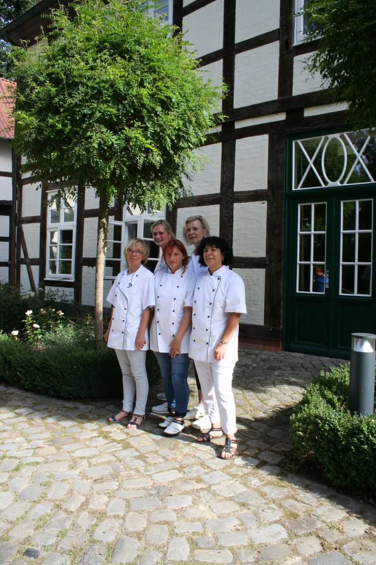 Foto von Mitarbeitenden aus dem Bereich 'Küche' in weißer Arbeitskleidung