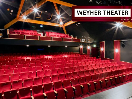 Weyer Theater - Blick in den Theatersaal mit den dunkelrot bezogenen Stühlen für das Publikum